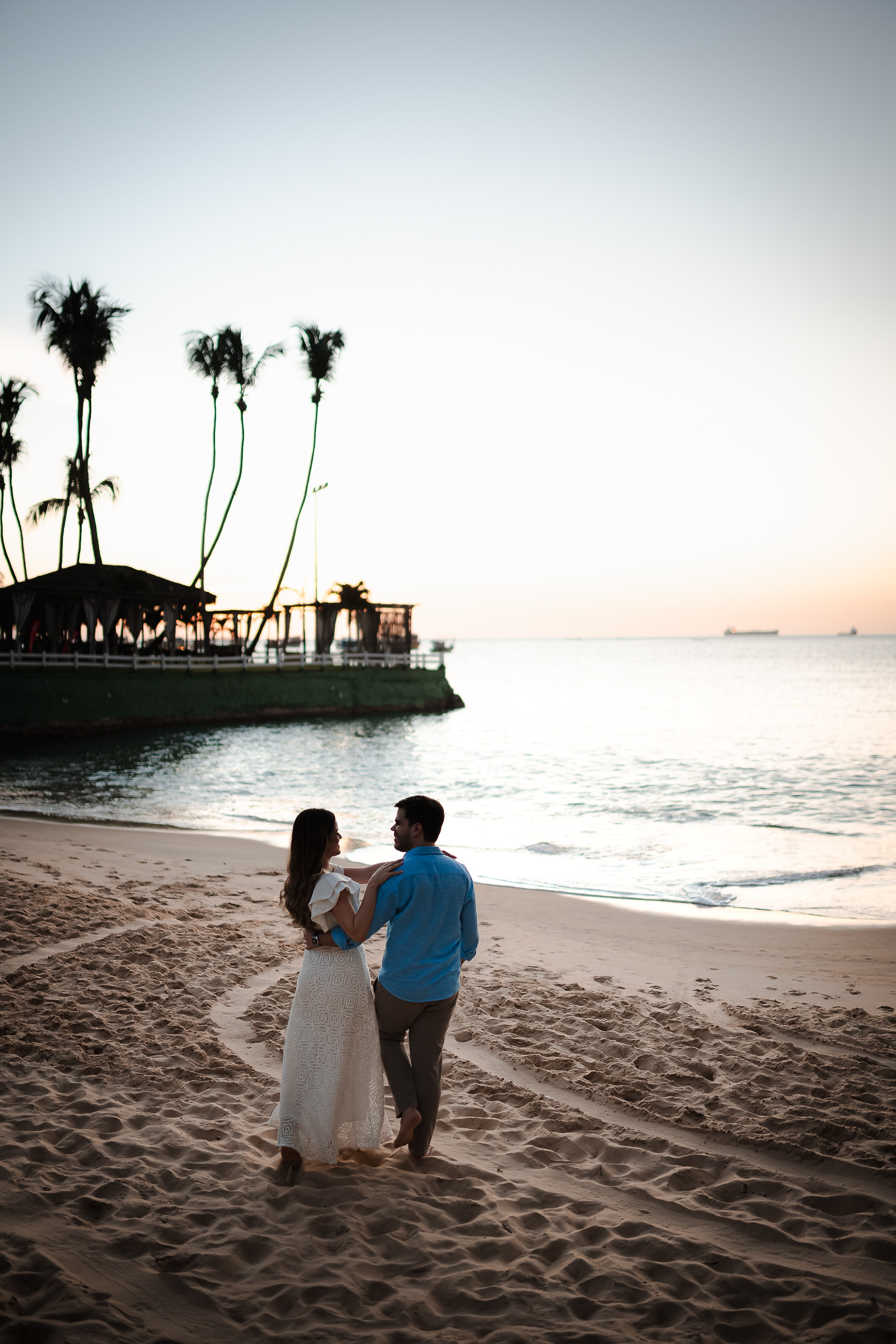 Casal caminhando na praia